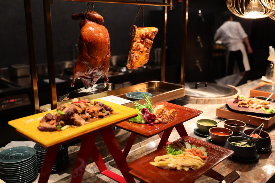 櫻桃鴨做的京式片皮鴨、廣式脆皮燒腩、台式桶仔雞、星馬的海南雞全都匯聚在同一餐檯。