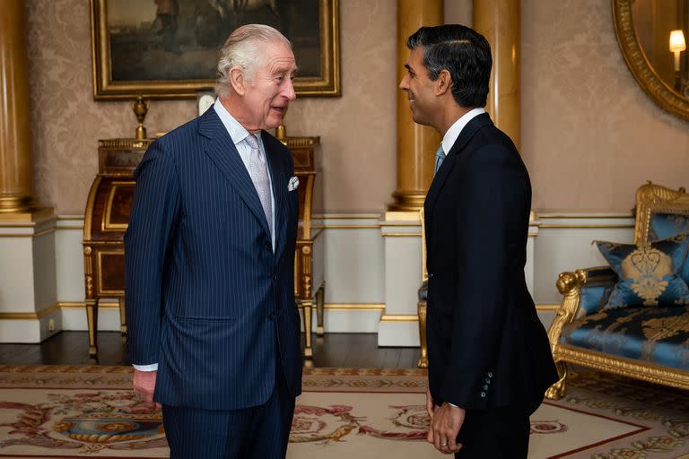 25 October 2022, United Kingdom, London: King Charles III (L) receives newly elected leader of the Conservative Party, Rishi Sunak, at Buckingham Palace, to formally appoint him to form a government. Photo: Aaron Chown/PA Wire/dpa