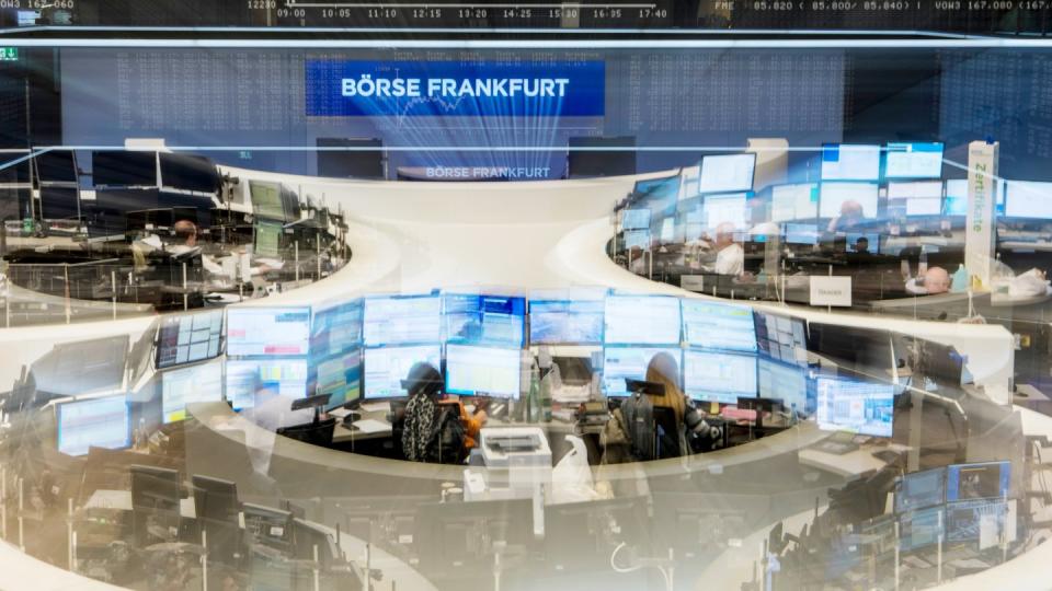 Blick in den Handelssaal der Frankfurter Börse: Konjunkturabschwächung und internationale Handelskonflikte hinterlassen erste Bremsspuren bei Deutschlands Top-Konzernen. Foto: Boris Roessler