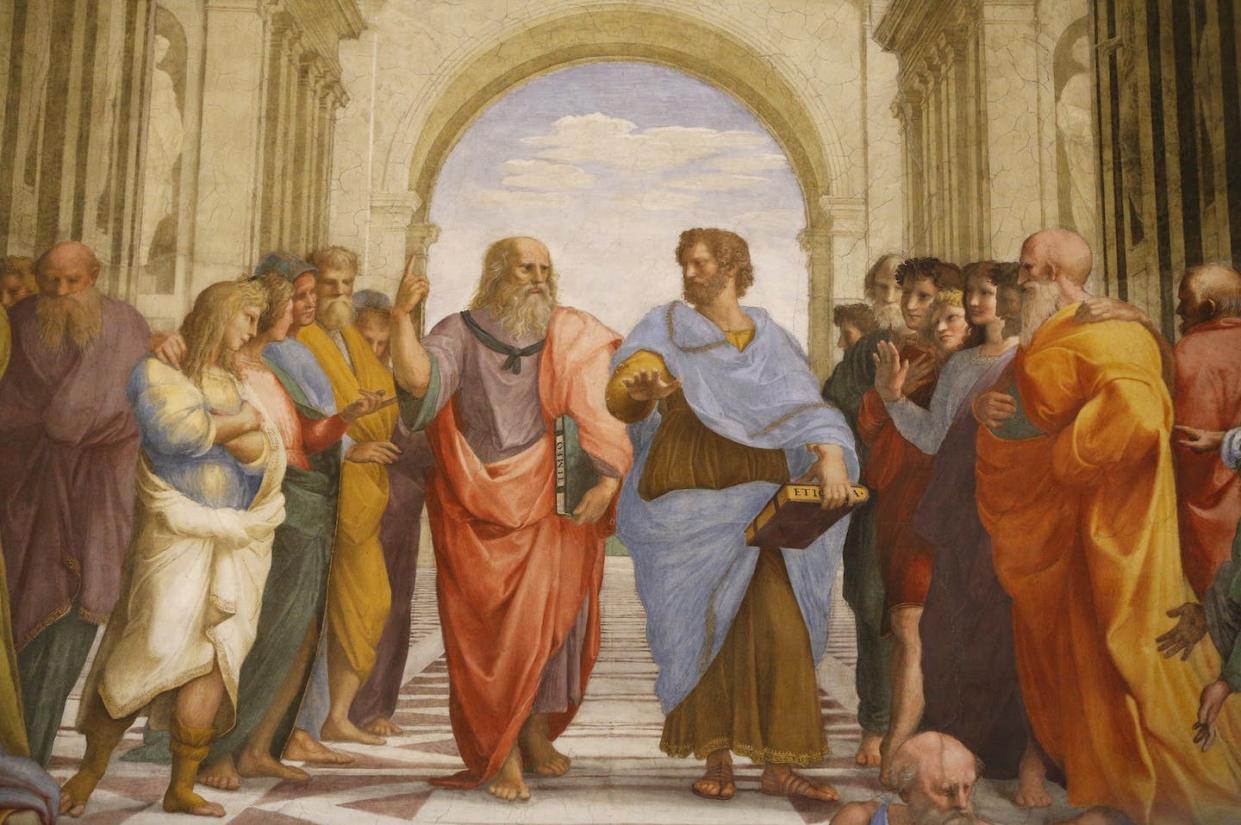 Aristóteles (centro), vestido con una túnica azul, en un discurso con Platón en un fresco del siglo XVI, 'La Escuela de Atenas', de Rafael. <a href="https://www.gettyimages.com/detail/photo/the-school-of-athens-detail-of-a-mural-by-raphael-royalty-free-image/538198840" rel="nofollow noopener" target="_blank" data-ylk="slk:Pascal Deloche/Stone via Getty Images;elm:context_link;itc:0;sec:content-canvas" class="link ">Pascal Deloche/Stone via Getty Images</a>