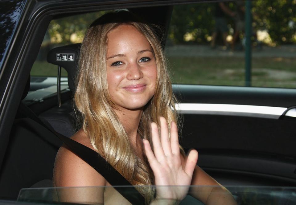 Hach, wie süß: Pausbäckig grüßt Jennifer Lawrence 2008 aus einem Auto in Venedig. Dort stellte sie ihren Film "Auf brennender Erde" vor, in dem sie an der Seite von Charlize Theron und Kim Basinger überzeugt. (Bild: Vittorio Zunino Celotto/Getty Images)