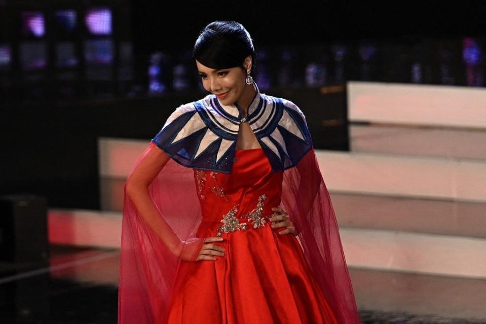 跨性別選美大賽2022國際皇后小姐比賽，台灣參賽者愛里將國旗融入服裝設計。（AFP）