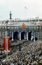 La ciudad se engalanó para la ocasión sin escatimar en gastos. Aquí vemos a los soldados en Admiralty Arch, un gran edificio de oficinas. (Foto: Daily Mirror / Getty Images)