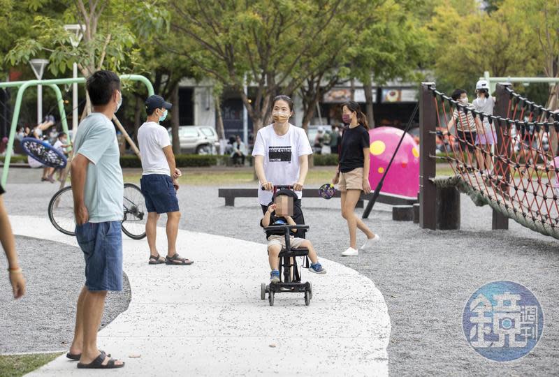 中國邊境解封，加上春節連假來臨，台灣恐面臨第三波疫情高峰。（本刊資料照）