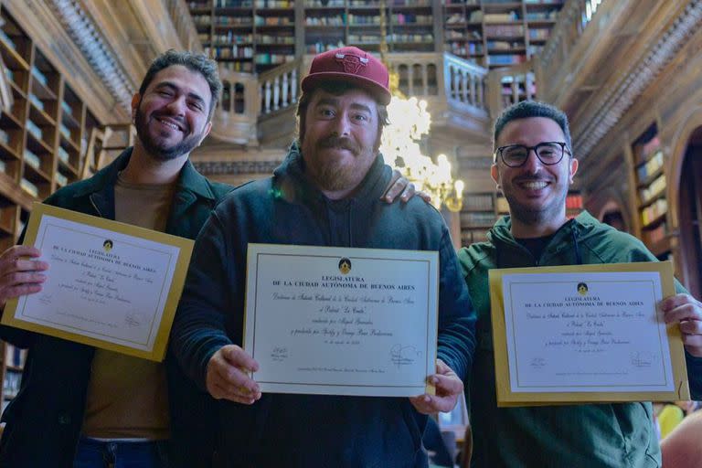 Migue Granados posa junto a Rodrigo Espector y Lucas Fridman después de que el podcast La Cruda fue declarado de interés cultural por la legislatura porteña