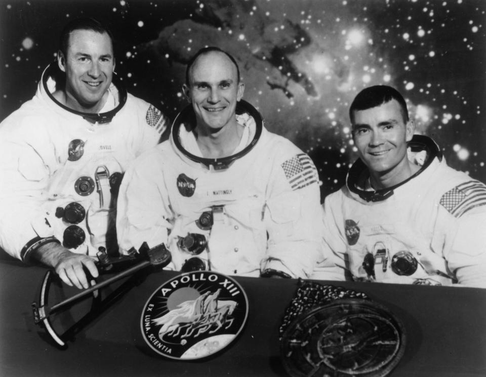 11. April 1970:  Die ursprünglich vorgesehene Besatzung von Apollo XIII, Marinekapitän James A Lovell Jnr, der Kommandant von Apollo 13, Thomas Ken Mattingly, der Pilot der Kommandokapsel, der drei Tage vor dem Start durch Jack L Swigert Jnr ersetzt wurde, und Fred W Haise Jnr, der Pilot der Mondlandefähre.  (Foto von Keystone/CNP/Getty Images)