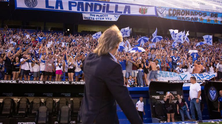 Ricardo Gareca saludando a la gente de Vélez el día de su presentación, el jueves 9 de marzo de 2023