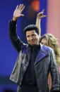 Chayanne agradece el aplauso del público tras cantar en la ceremonia de los Premios Billboard de la Música Latina, el jueves 24 de abril del 2014 en Coral Gables, Florida. (AP Foto/Lynne Sladky)