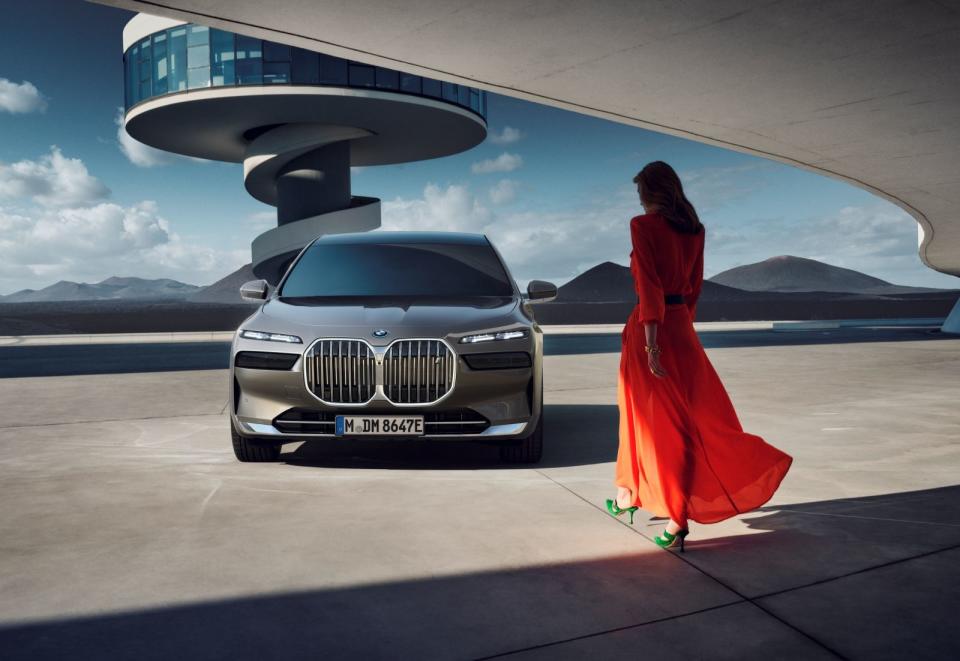 全新世代BMW i7，極具顛覆性的創新設計與前瞻科技獲得了全面性的讚賞與高度討論，BMW總代理汎德也以最快的速度將全新世代BMW i7導入台灣市場，更於今(26)日為全新豪華純電旗艦i7再添全新車型  — BMW i7 eDrive50 Excellence，同時也將於2024台北新車暨新能源車特展首度公開亮相