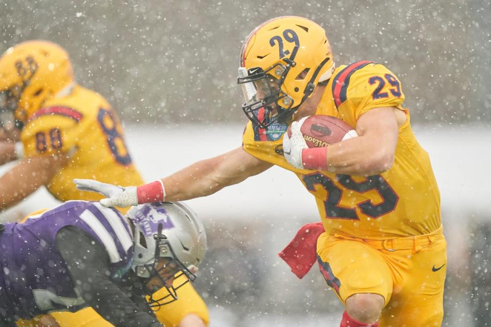 Running back Jared Chisari (29) will be a focal point of the Queen's offence heading into a back-to-back clash with the University of Ottawa. (Geoff Robins/The Canadian Press/File - image credit)