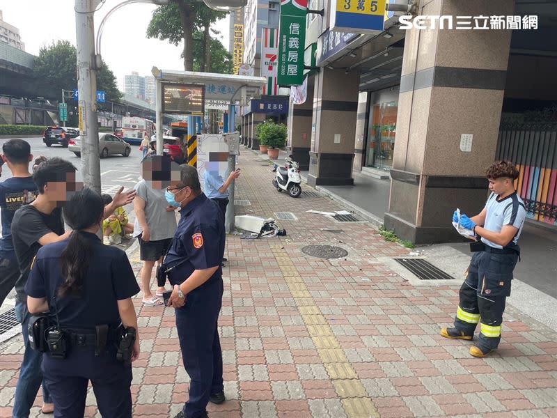 警方到場釐清事發經過。（圖／翻攝畫面）