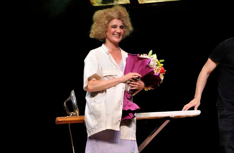 Flores y aplausos para Jorgelina Aruzzi, quien estrenó su unipersonal en el teatro Astros