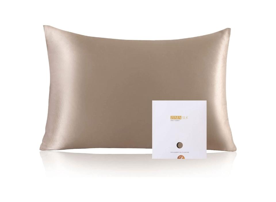 Silk pillowcases are great for skin and hair health. (Source: Amazon)