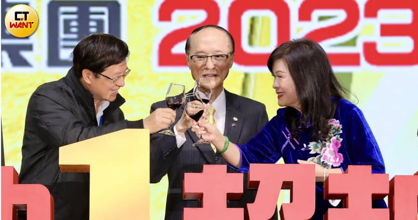 永慶集團董事長孫慶餘(中)表示，2023年總銷8000億元，他用「一片光明」來形容2023年產業與永慶的表現。（圖／方萬民攝）