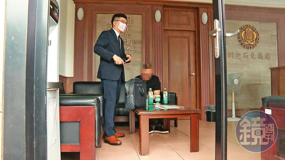 剛從北檢卸任檢察官的劉彥君（左），日前陪同當事人至調查局應訊。