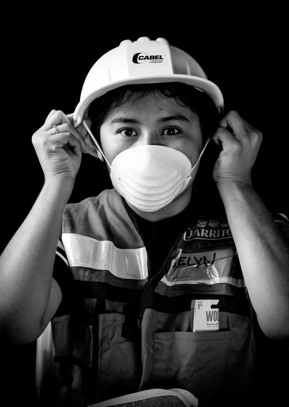 <p>Evelyn De Sollano Luna, a 21-year-old criminology student who volunteered to unload provisions and food after the 7.1 earthquake that hit Mexico on Sept. 19, 2017. (Photo: Omar Torres/AFP/Getty Images) </p>