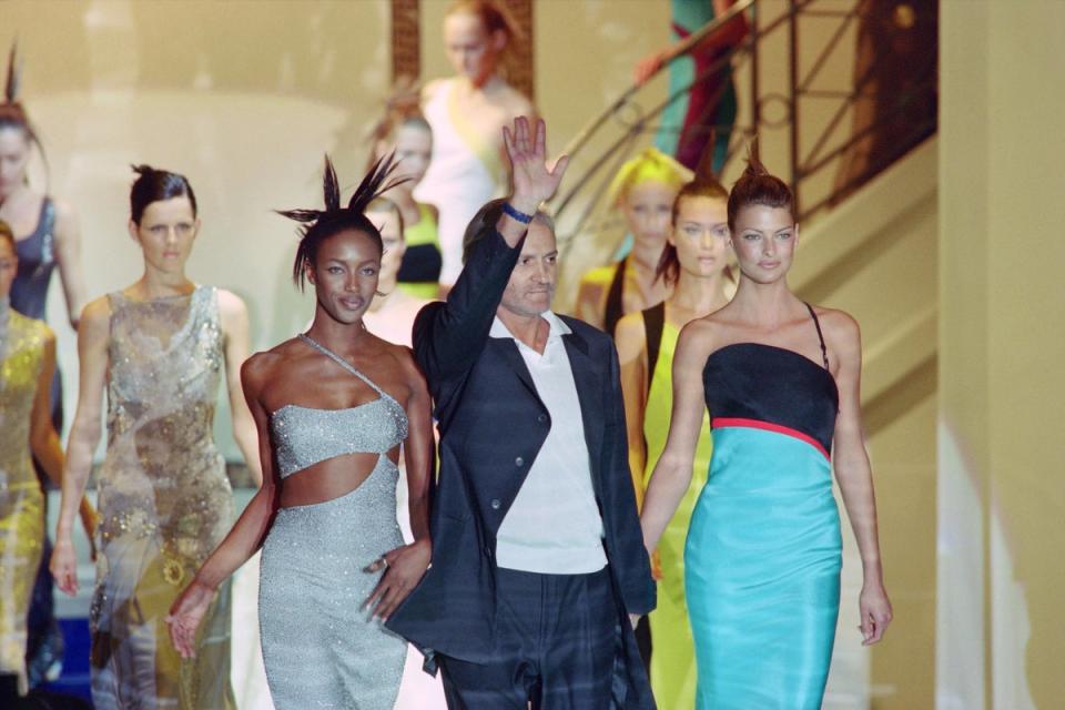 Naomi Campbell and Linda Evangelista with Gianni Versace in 1996 (Thomas Coex / AFP via Getty Images)