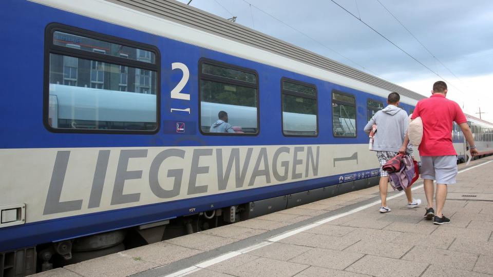 Ein Nachtzug der ÖBB (Österreichische Bundesbahnen) steht zur Abfahrt nach Wien im Bahnhof Altona bereit.