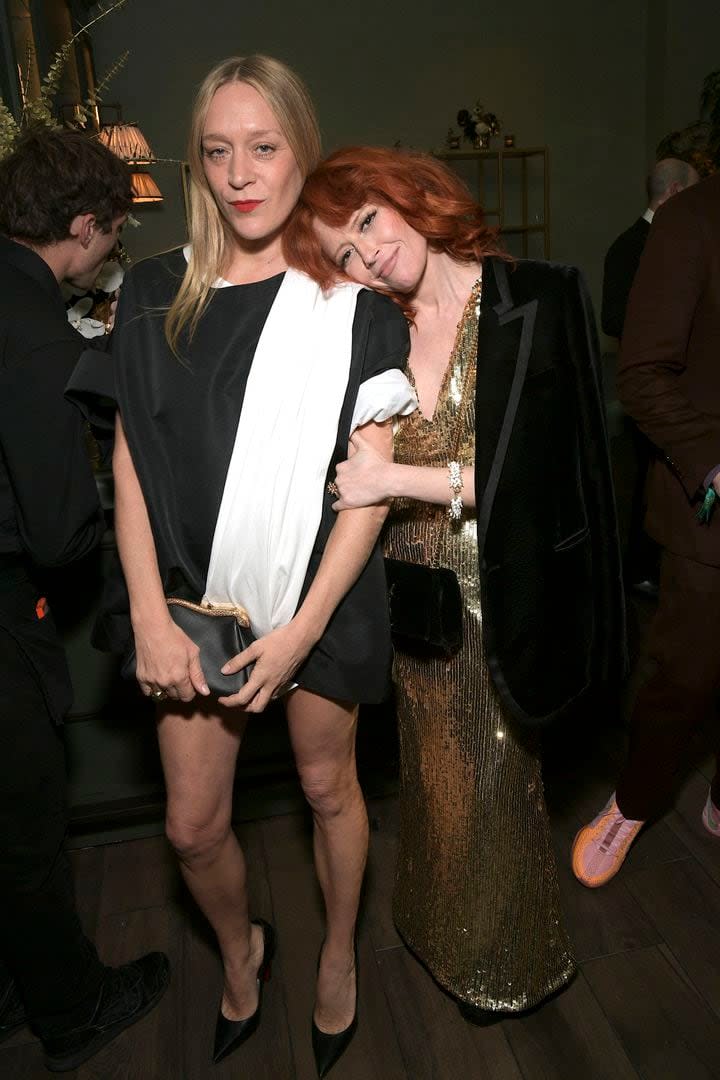 Amigas, por siempre. Chloë Sevigny y Natasha Lyonne hacen una pausa para posar para las cámaras en el festejo organizado por la plataforma de streaming