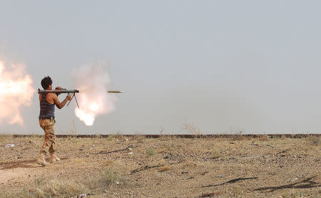 An Iraqi Shi'ite fighter fires a rocket-propelled grenade (RPG) during clashes with Islamic State militants on the outskirt of Falluja, Iraq, June 1, 2016. REUTERS/Stringer