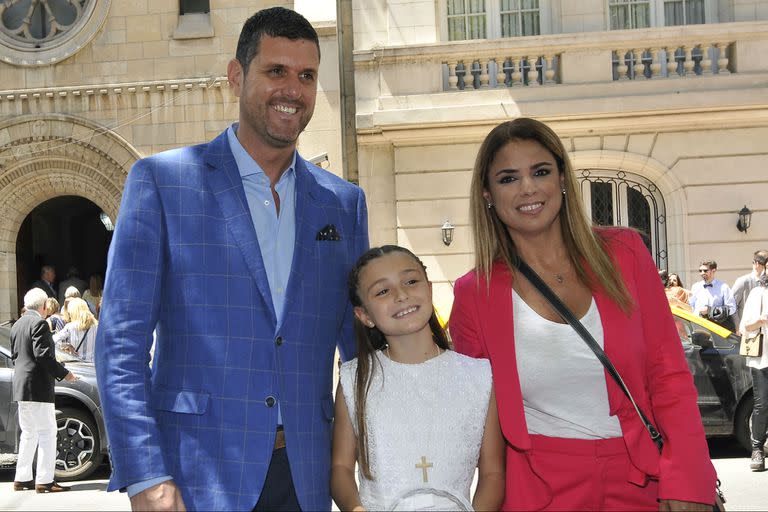 Marina Calabró y Martín Virasoro junto a su hija Mia