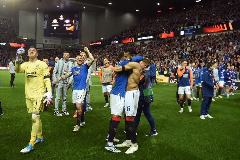 Los jugadores del Rangers celebran en el  Ibrox Stadium, de Glasgow, el triunfo ante el Red Bull Leipzig y la clasificación a la final