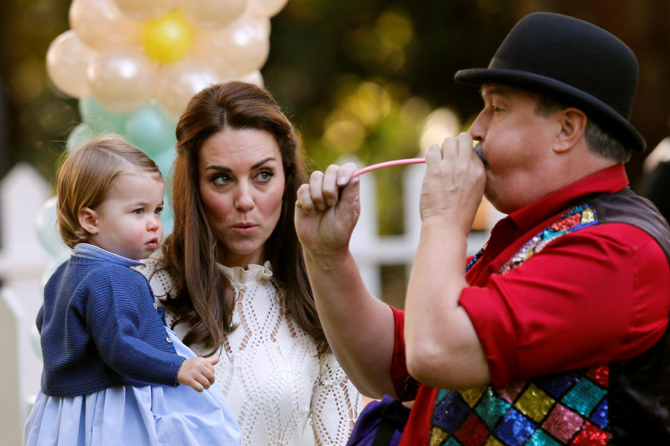 La princesa Charlotte no puede ponerse una corona o diadema ni siquiera en una fiesta de cumpleaños con sus amigas. A las mujeres de la realeza británica solo se les permite usar tiaras cuando estén casadas. (Foto: Chris Wattie / Reuters).