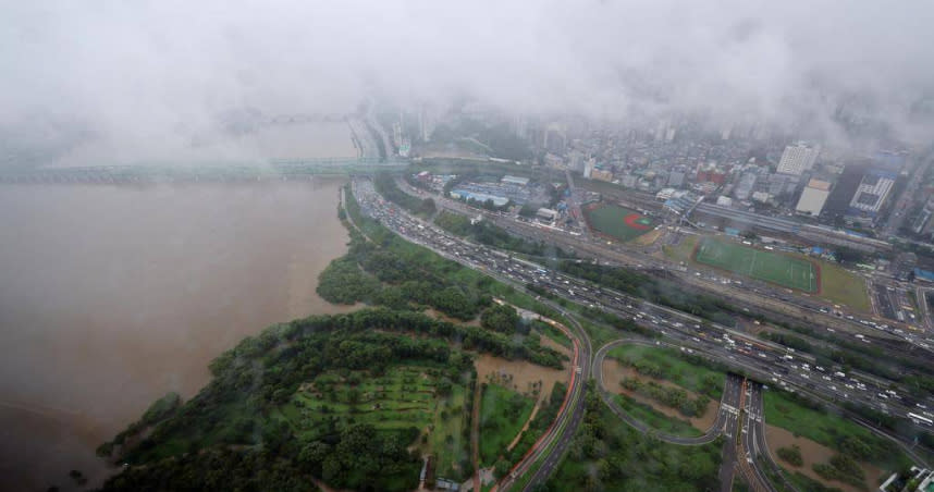 南韓連日豪雨，漢江水位居高不下，各地頻傳淹水災情。（圖／路透社）