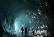 <p>Besucher laufen durch eine Grotte im größten Gletscher Frankreichs, dem Mer de Glace. Die künstlich angelegte Eishöhle muss jedes Jahr neu gebohrt werden, da der Gletscher seit Jahrzehnten rasant abschmilzt. (Bild: Reuters) </p>
