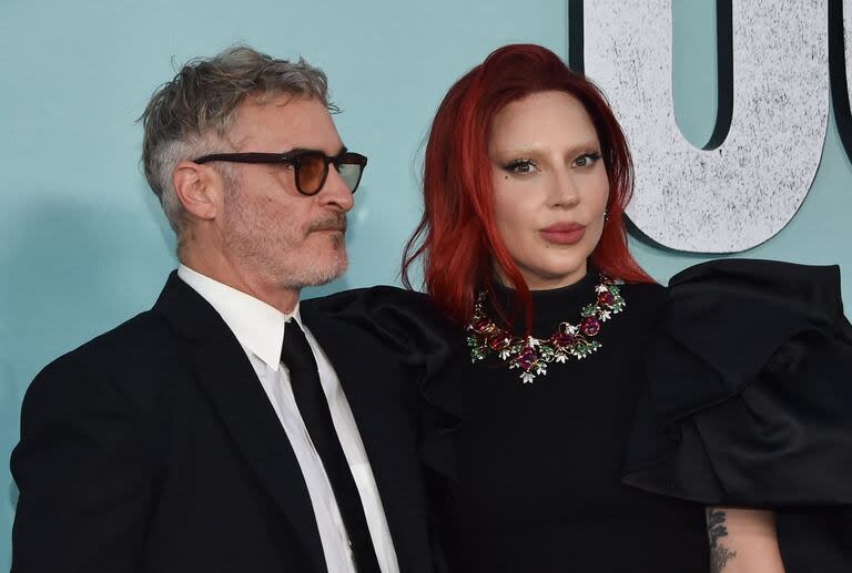 Ayer fue otro gran día para Joaquin Phoenix, Lady Gaga y todo el elenco de  Joker 2: Folie à Deux. El film tuvo su noche de estreno en el Grauman's Chinese Theatre de Hollywood. En el film, Gaga se suma a la historia como la antiheroína de cómic Harley Quinn. En esta oportunidad, Gaga eligió un vestido de Celine, con cuello alto y voluptuosas mangas globo. Para complementar, optó por un increíble collar de Tiffany & Co. Phoenix, a su lado, lució sobrio y elegante
