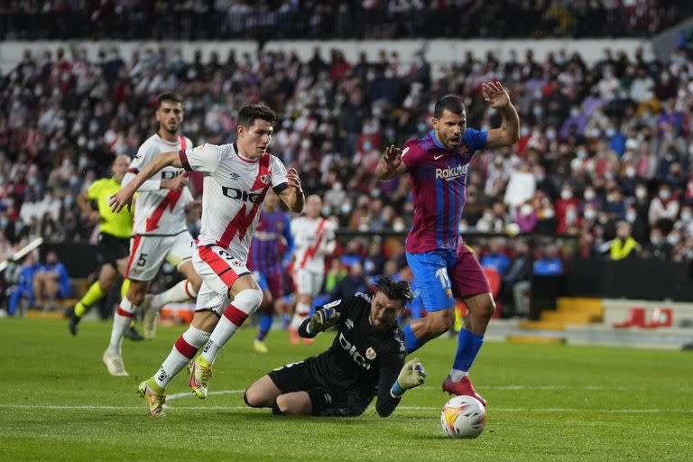 Sergio Agüero debutó como titular en Barcelona, pero no consiguió anotar en un partido discreto de los blaugranas