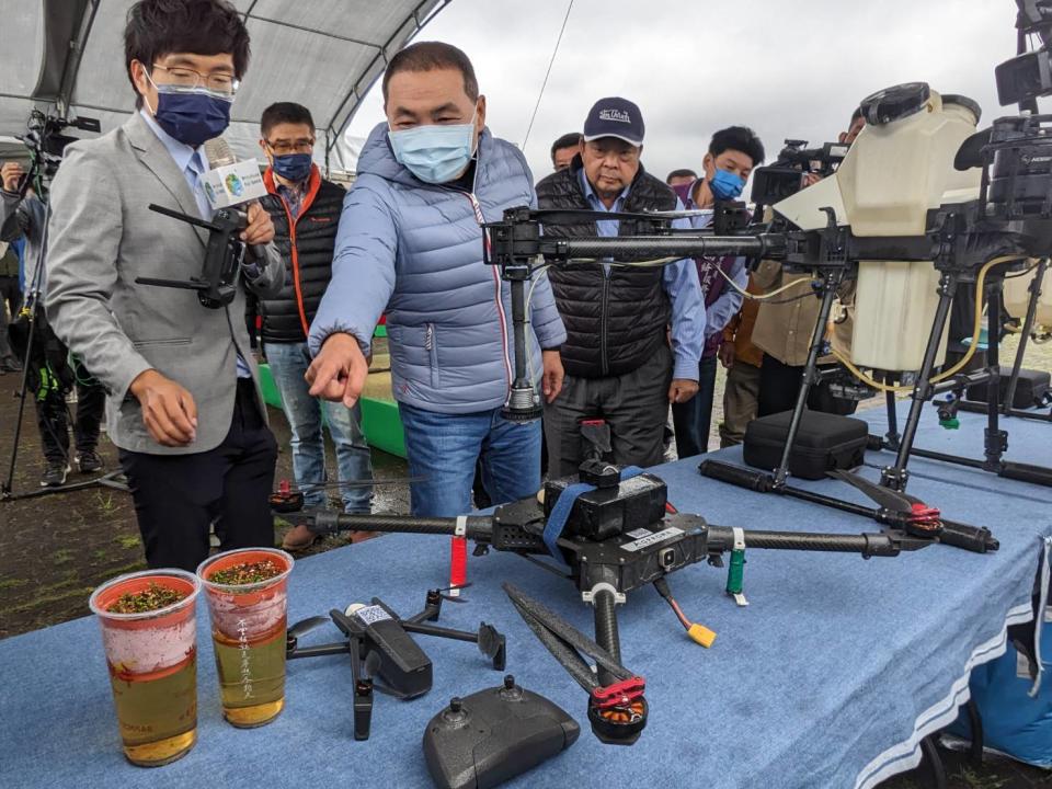 今年結合中興大學執行崩塌地植生治理經驗及農業科技公司無人機技術，推動空中植樹，侯友宜現場聽取說明。   圖：新北市農業局提供