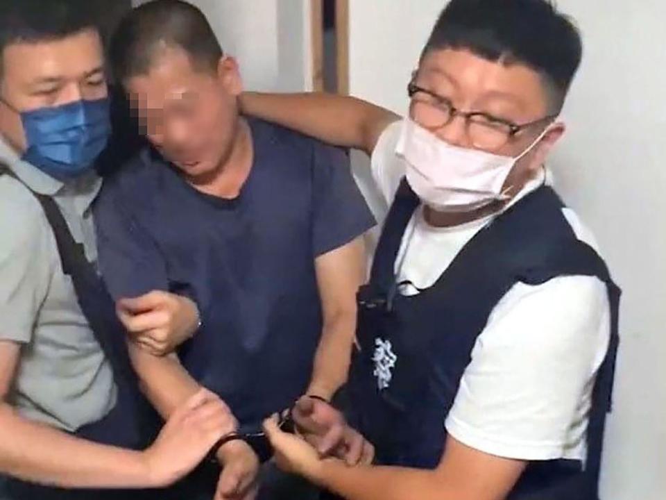 凶嫌李姓男子（中）逃亡至台中，警方15日下午成功逮捕李男。（民眾提供）