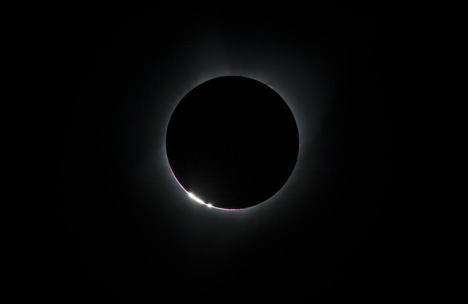 El efecto Bailey's Beads se ve cuando la luna hace su movimiento final sobre el sol durante el eclipse solar total el lunes 21 de agosto de 2017 sobre Madras, Oregón.  Un eclipse solar total atravesó una estrecha porción de los Estados Unidos contiguos desde Lincoln Beach, Oregón, hasta Charleston, Carolina del Sur.  Un eclipse solar parcial fue visible en todo el continente norteamericano junto con partes de América del Sur, África y Europa.  Crédito de la foto: (NASA/Aubrey Gemignani)