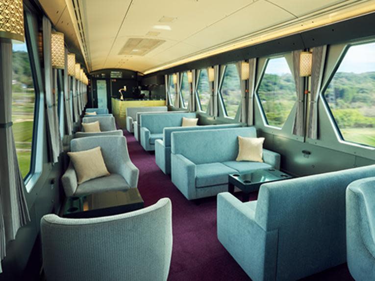 1號車廂內的「駕駛艙休息廳座」是提供給所有乘客加購的咖啡點心區。（翻攝東武鐵道官網）