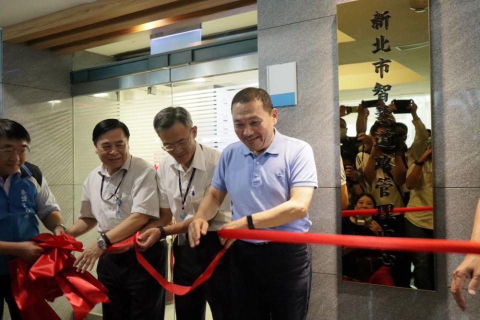 《圖說》多家管線單位配合市府政策，派員進駐智慧道路管理中心，強化道路施工現場管理，大幅降低施工不慎挖損民生管線的機率，提昇新北市道路管理維護效率。〈工務局提供〉