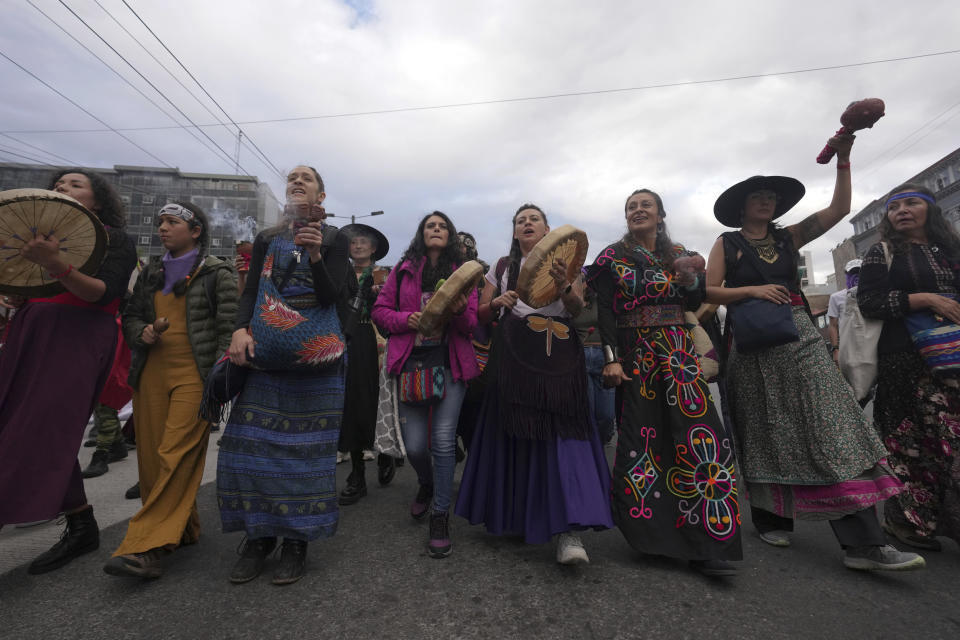 Varias mujeres en la marcha por el Día Internacional de la Mujer en Quito, Ecuador, el viernes 8 de marzo de 2024. (AP Foto/Dolores Ochoa)
