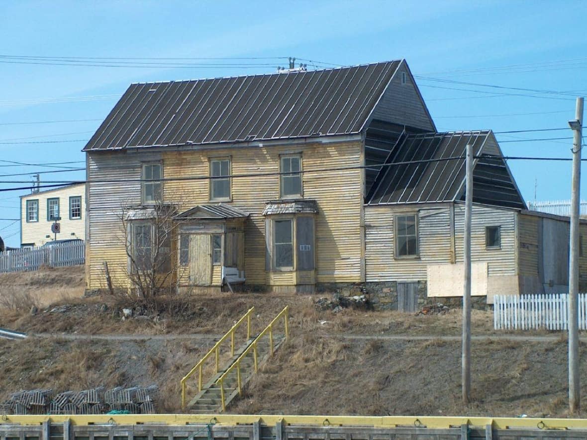 The Alexander Bridge House has been vacant for half a century. Efforts are underway to restore the oldest residential structure in Newfoundland. (Town of Bonavista - image credit)