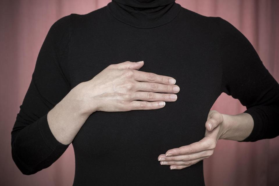 台北市1名43歲的沈小姐，例行性乳房超音波檢查時發現右側乳暈有不規則的陰影，經病理報告確診為乳癌第二期，評估腫瘤大小已經超過4公分，且轉移腋下淋巴結。（東方IC）