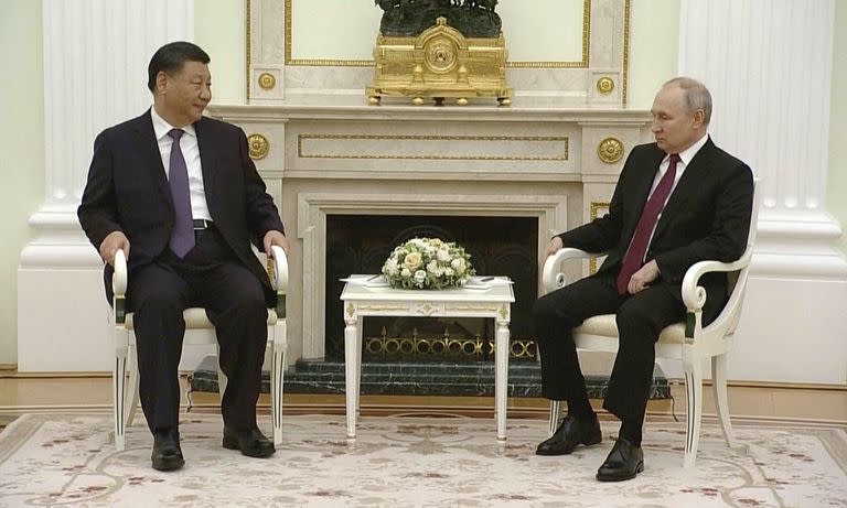 En esta captura de vídeo, el presidente de China, Xi Jinping, habla con el presidente ruso, Vladímir Putin, durante su reunión en Moscú, Rusia, el lunes 20 de marzo de 2023
