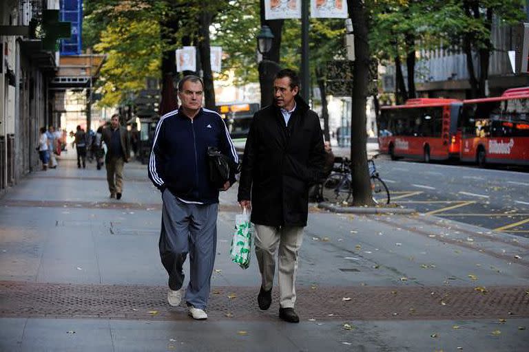 Dos amigos, paseo y fútbol, mucho fútbol: “Bielsa es una demostración heroica de cómo el fútbol puede expresar valores de vida”, enfatiza Valdano 