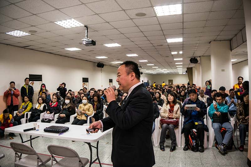 謝沅瑾老師為台灣最知名的國際級易經風水命理大師，經常受邀上各大電視與平面媒體接受採訪錄影，演講邀約皆座無虛席。
