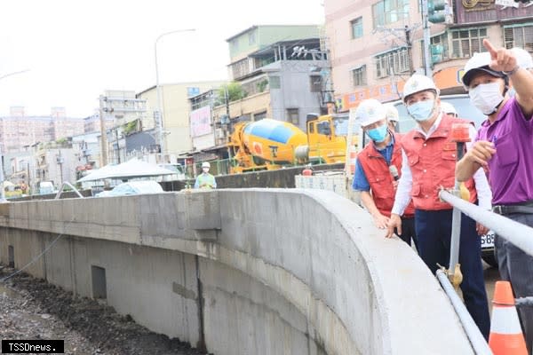 烟花颱風來襲，新北市長侯友宜（右二）今前往土城亞洲路拓寬工程視察了解防颱整備進度。（圖:新北工務局提供）