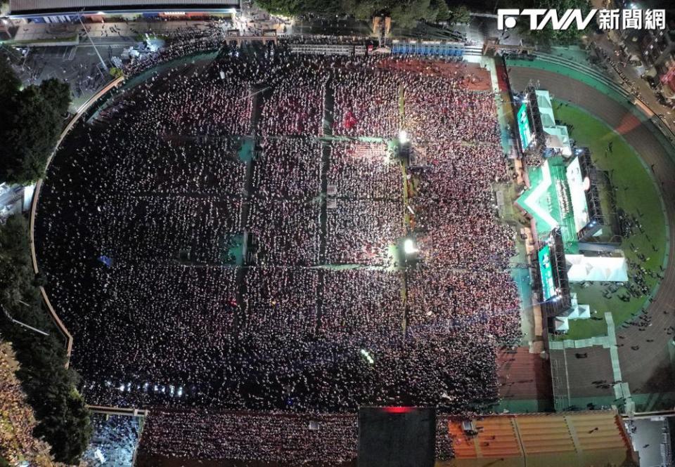 民進黨於板橋第二運動場舉辦選前之夜，現場有超過10萬人，共同高喊「台灣美德站出來，2024團結一致」。（圖／賴清德競總提供）