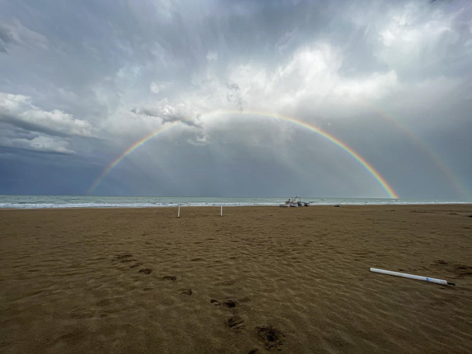 Ein Regenbogen entsteht, wenn das Sonnenlicht in seine unterschiedlichen Farben aufgespalten wird. - Copyright: picture alliance/NurPhoto|Andrea Mancini