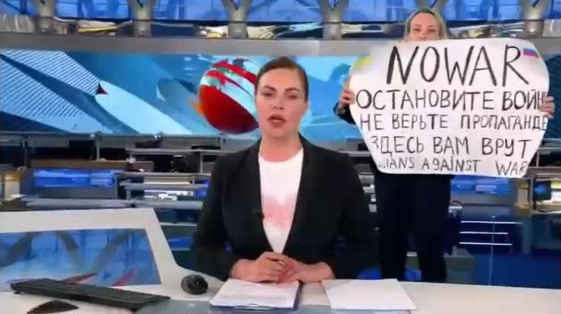 俄羅斯國營電視台第一頻道編輯14日闖入新聞直播節目，舉起反戰標語。（翻攝自推特）