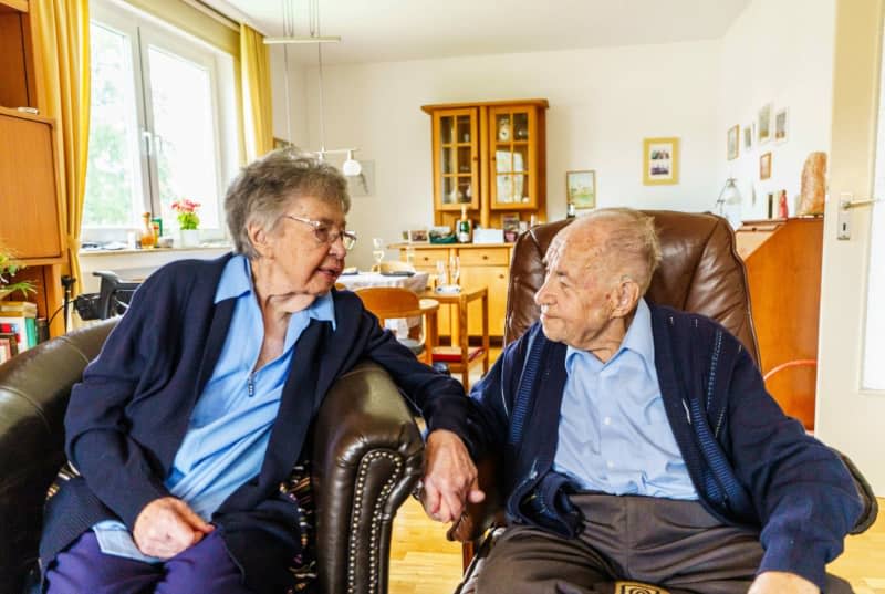 The 98-year-old Ursular and 103-year-old Gottfried Schmelzer celebrate their 80th wedding anniversary in their living room. According to the State Chancellery, this makes them the longest married couple in Germany. Andreas Arnold/dpa