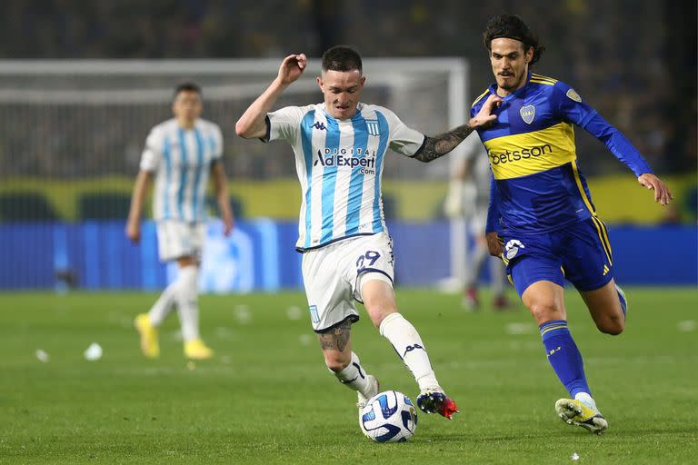 Aníbal Moreno se anticipa a Edinson Cavani; aunque sufrió, Racing consiguió neutralizar como visitante a Boca en el comienzo de la serie de cuartos de final por la Copa Libertadores.