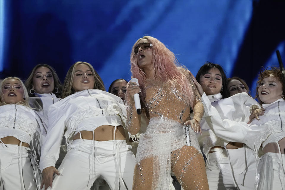 Karol G durante un concierto de su gira "Mañana será bonito" en el Estadio Azteca de la Ciudad de México el jueves 8 de febrero de 2024. (Foto AP/Eduardo Verdugo)