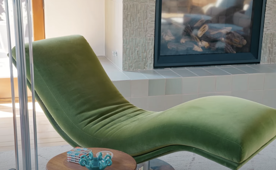 A green chaise